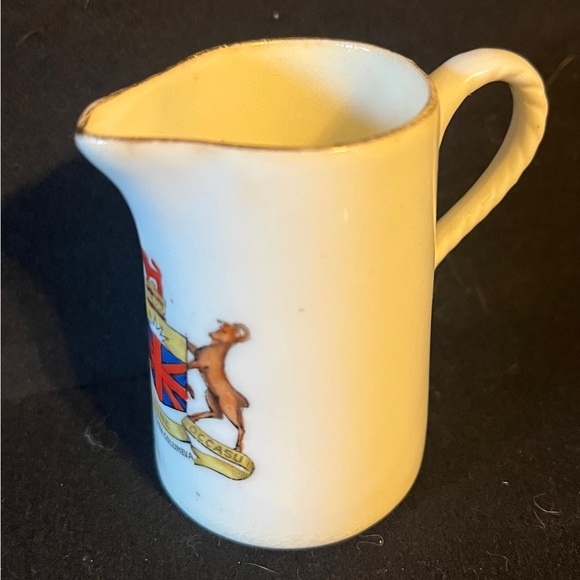 Vintage Crested Ware Ceramic Creamer with British Columbia Seal - Picture 7 of 7